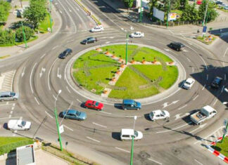 Parlamentarii vor să schimbe regulile de circulație în sensul giratoriu. Din viitoarea definiție a unui sens giratoriu se va elimina ideea de intersecție