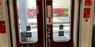 Primul tren electric din România, vandalizat după doar câteva luni de circulație